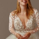 How to Choose the Right Hairstyle for Wedding Dress Type?